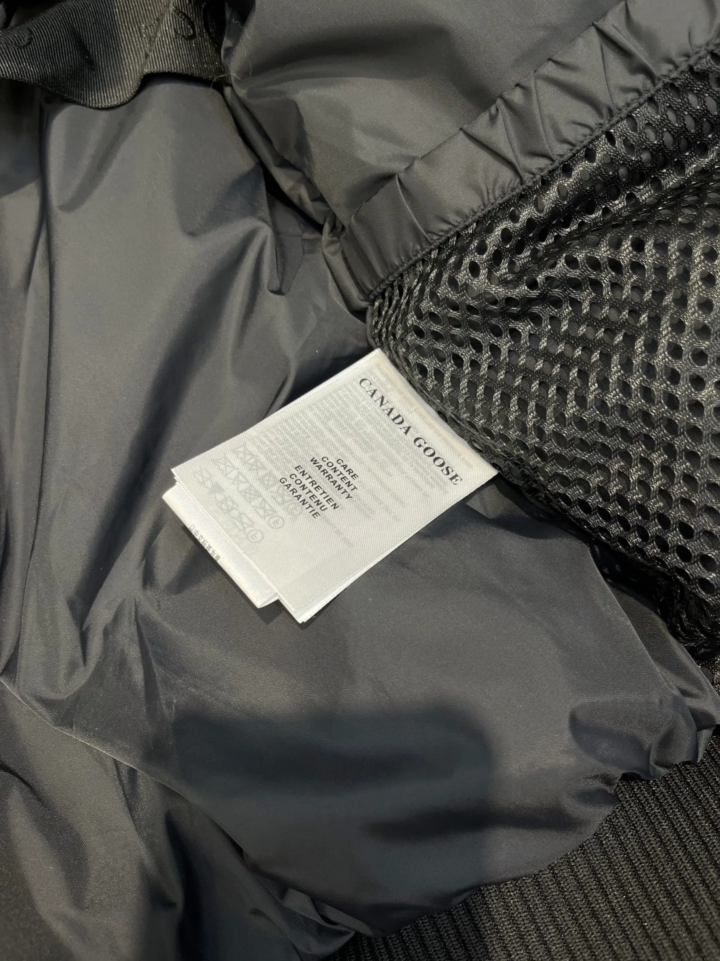 P720 high-end version black (new version of Big Goose 01) Canada Goose Canada Goose #Chilliwack 7999M bomber jacket short down jacket/01 model #Men and Women Same Style# ➖ Genuine synchronous anti-counterfeiting chip sensor! ➖ Imported 21S polyester-cotton blended original fabric [last year’s 16S/18S hard fabrics have been completely eliminated, this year all use 21S genuine synchronous fabrics, the soft mid-strap feels delicate and textured], genuine synchronous Feather-Light 10D waterproof coating fabric, made of 84.5 polyester fiber and 15.5 cotton, 100% the best feel in the entire network! ➖ The genuine official website is synchronized with the national standard 80 white duck down, you can check the official website customer service, there will never be a series of misleading claims such as 90 down or goose down! ➖ Using the best nylon lining with double double-layer sealing design, velvet-proof No. 7 needle + grid-filled down ready-made garments, there is 100% no so-called velvet running! ➖ The cuffs are designed with thickened seamless threads, and the collar and pockets are lined with top-quality polar fleece to keep you warm and comfortable! ➖ Yoshida YKK provides original custom-made electroplated sliders. YKK two-way lockable zippers are tight and smooth and will not peel off paint! ➖ 3M composite guarantees that the Velcro is the same as the original, durable, and all accessories and hardware are custom-made! ➖ Imported BEHRINGER embroidery machine to customize the 10,000-needle embroidery logo, 98% of which can be reproduced to restore the original logo. You can check and compare on the official website! ➖ The fur collars are all made of large pieces of Western Canadian blue wolf hide, ensuring that each fur collar is 13-15cm wide!   Size:XS-XXL